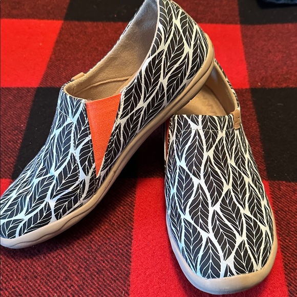 UIN Size 10 slip On Shoes Canvas Comfortable Loafers Beyond The Shadow - Picture 1 of 6